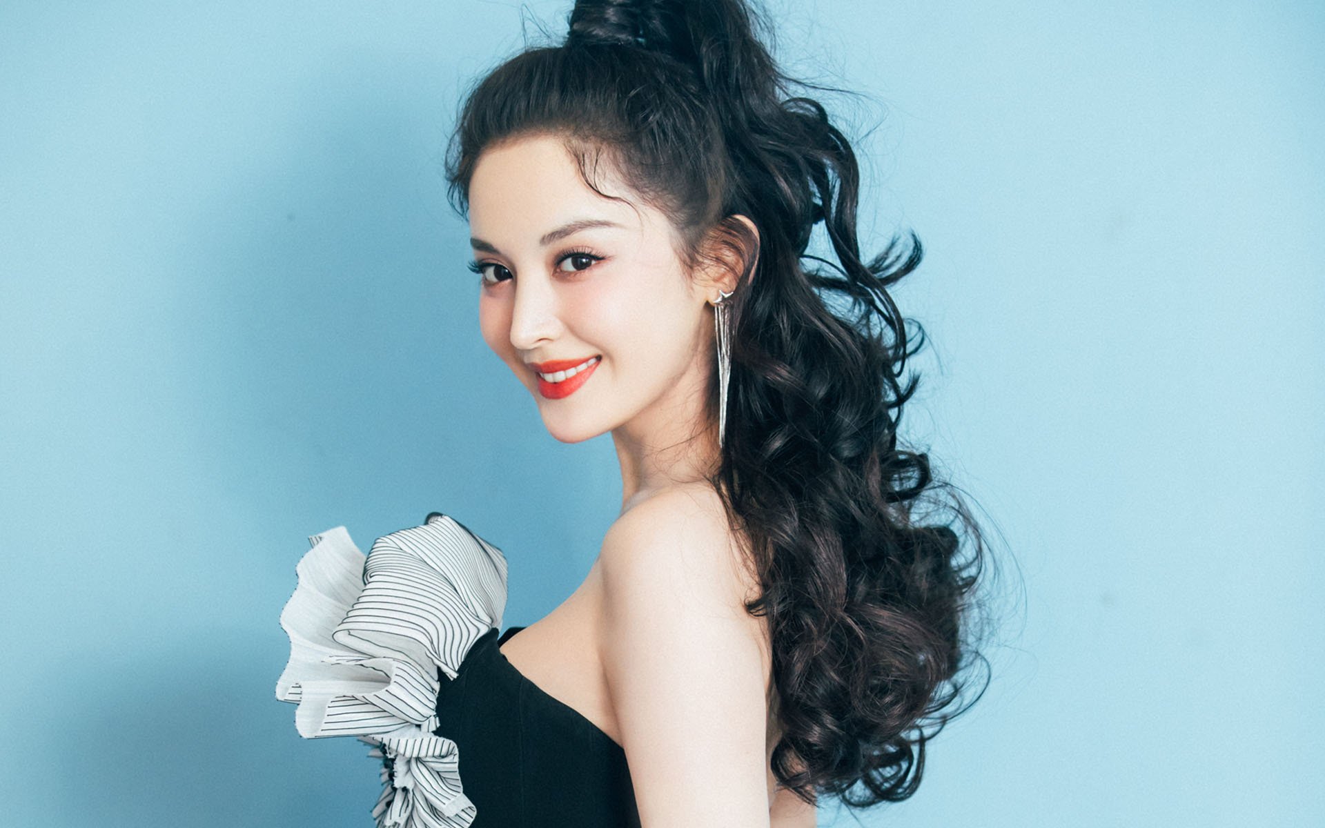 看看哪些球员在最近的比赛中表现出色,最近球赛在哪里比赛的