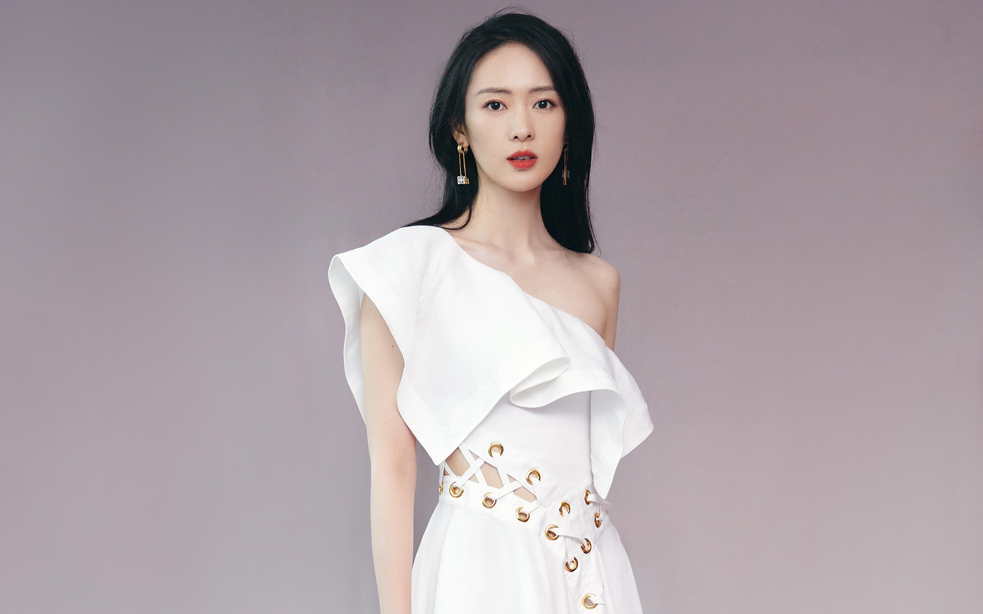 kaiyun.com-足球赛场新人崭露头角备受期待，足球入场表演